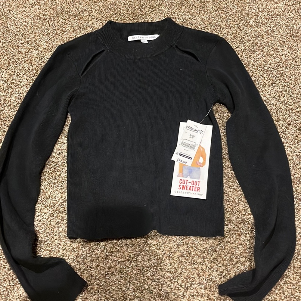 Tshirt with holes near shoulders